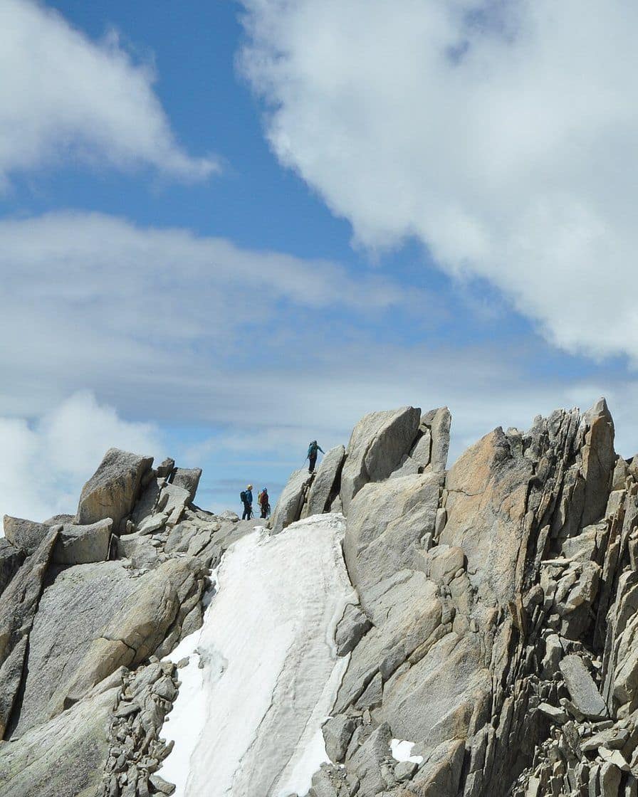 La terrasse panoramique de l'Aiguille du Midi à 3 842 mètres, face au sommet du Mont-Blanc et aux glaciers, au-dessus de Chamonix