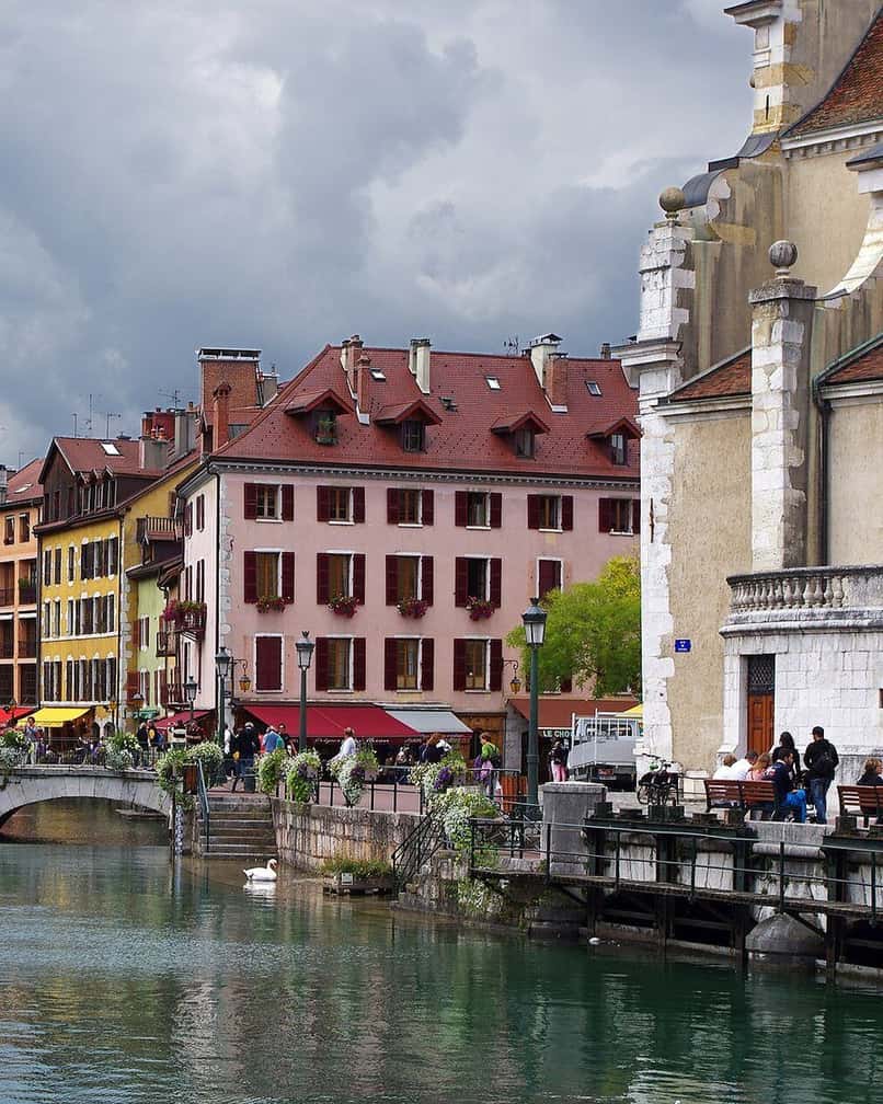 Les canaux de la vieille ville d'Annecy et le lac en arrière, avec les montagnes de Haute-Savoie, à une heure de Genève