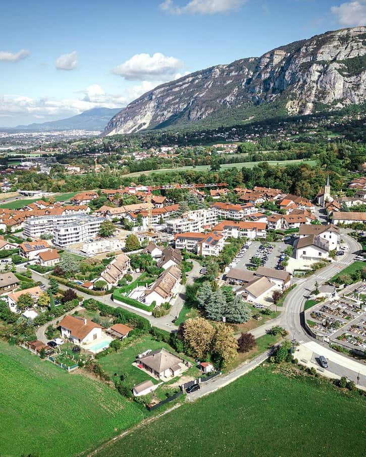 Hôtels de chaîne et parkings du pôle d'Archamps, en Haute-Savoie, au pied de la falaise du Salève, au sud de Genève