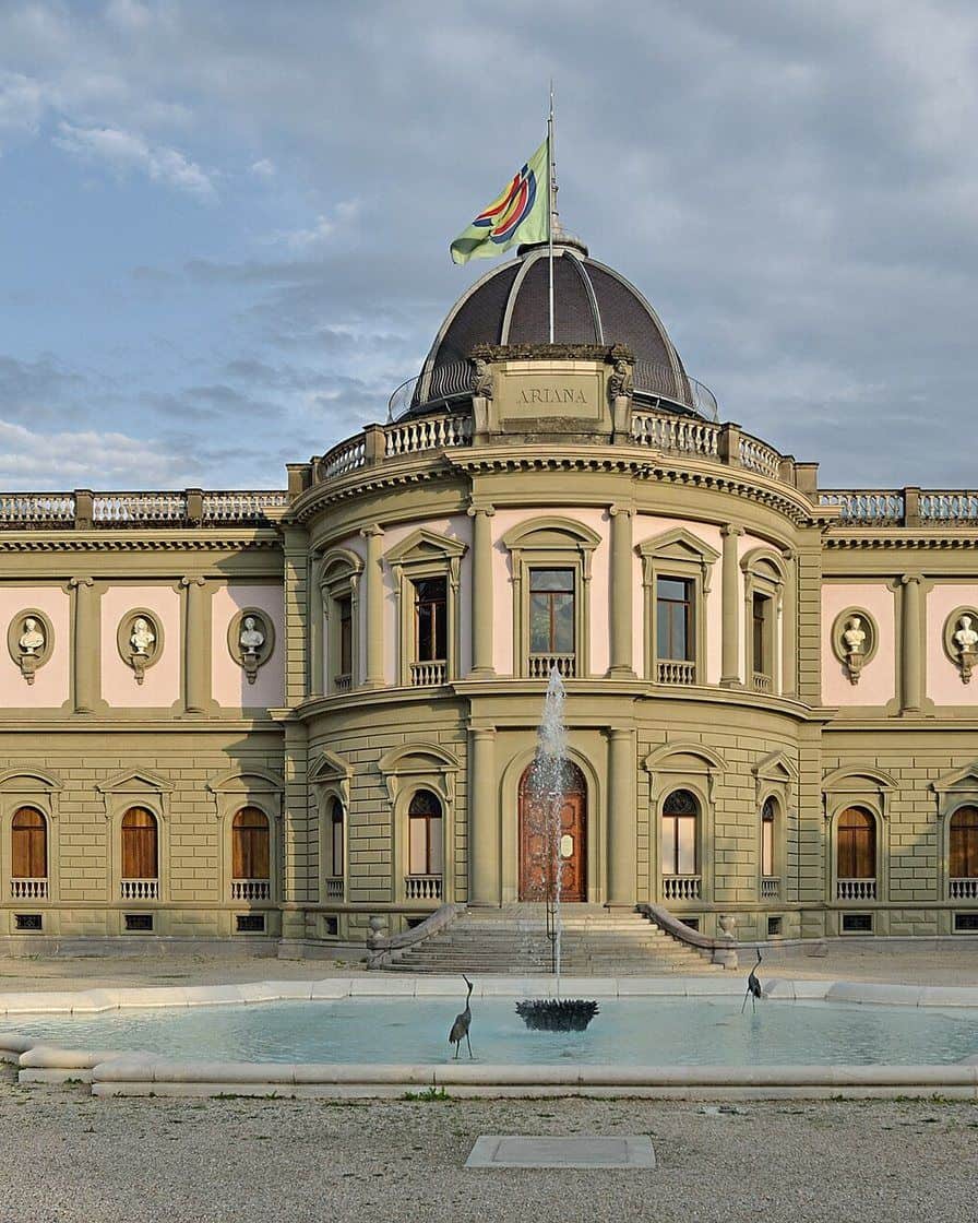 Le Musée Ariana à Genève, palais à coupole consacré à la céramique et au verre, dans son parc près de la place des Nations