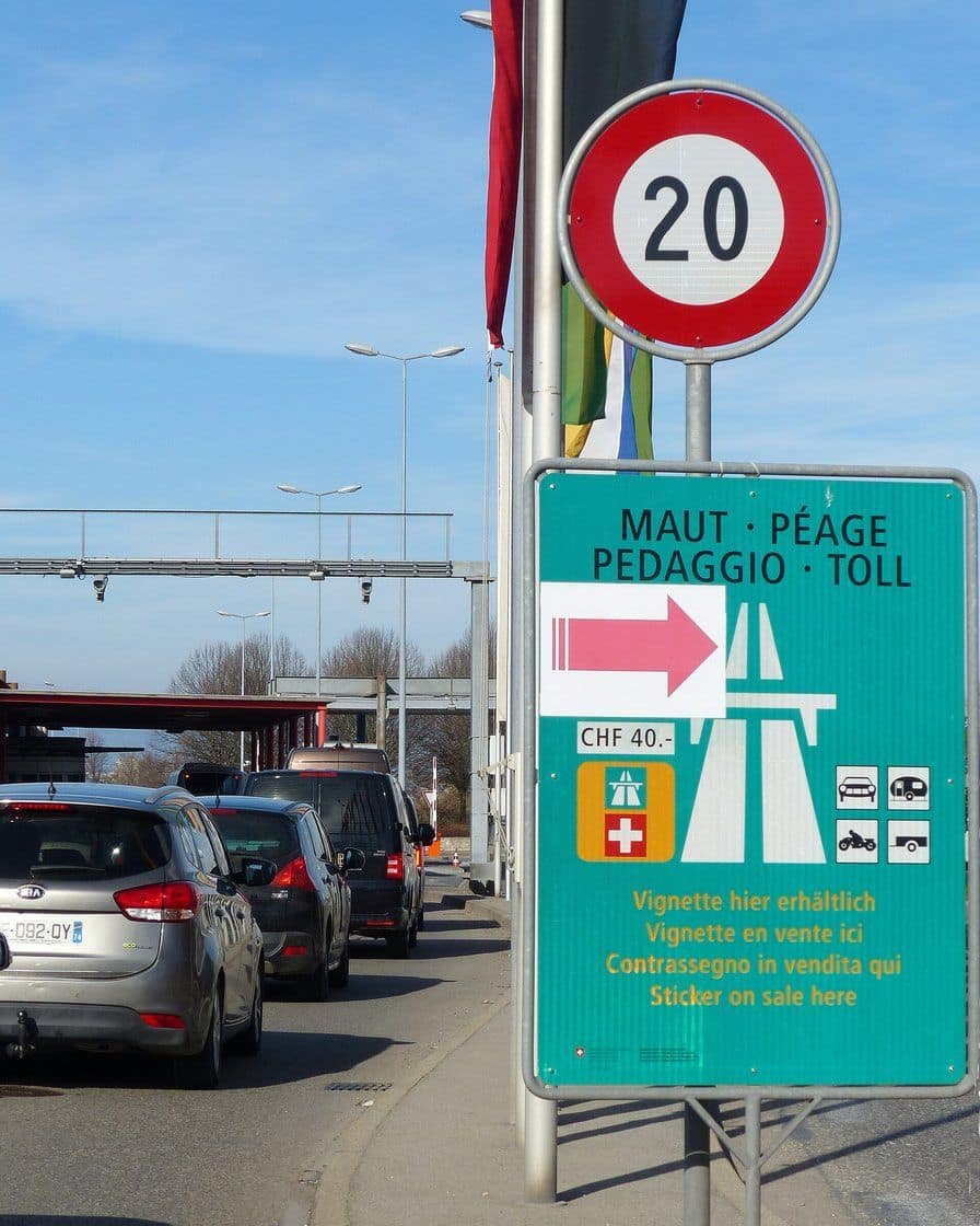 Le poste-frontière autoroutier de Bardonnex entre la France et la Suisse, avec des files de voitures aux guérites de la douane