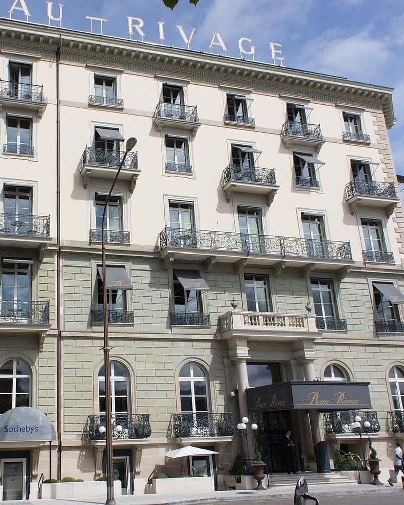 La façade de l'hôtel Beau-Rivage sur le quai du Mont-Blanc à Genève, face au lac Léman