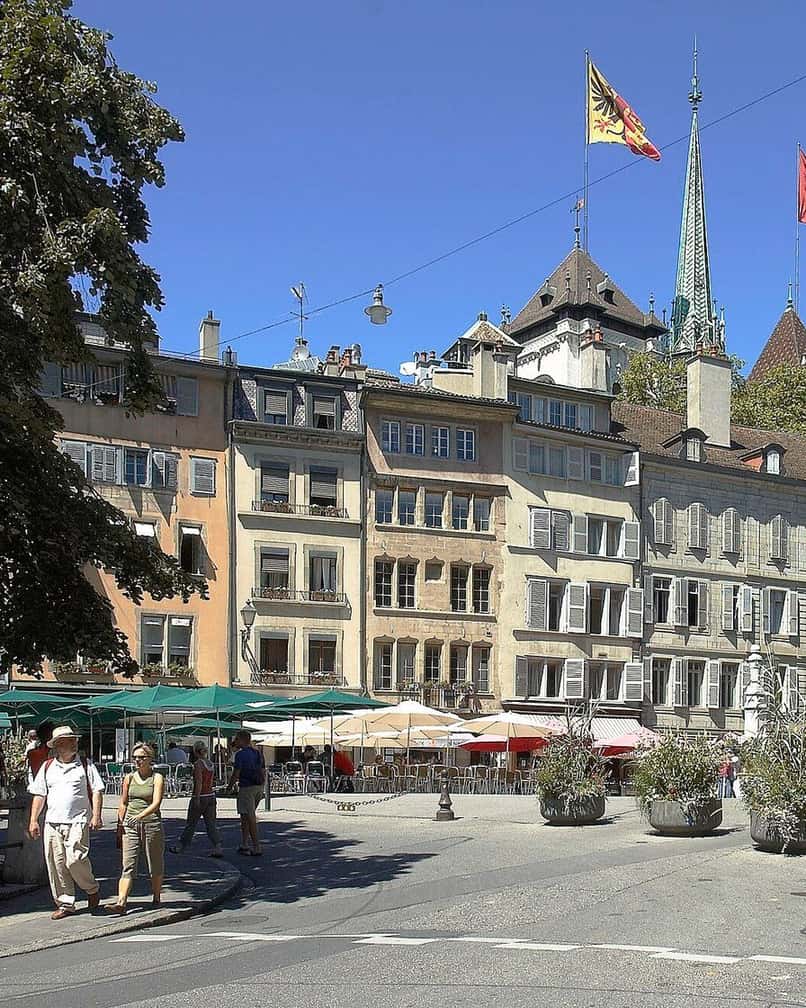 La place du Bourg-de-Four dans la Vieille Ville de Genève, sa fontaine et ses terrasses de cafés sur les pavés