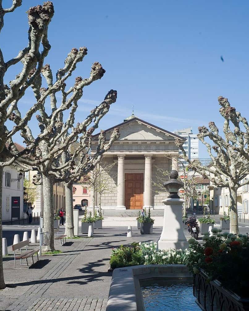 Une place de Carouge, au sud de Genève, avec ses cafés en terrasse et ses maisons basses