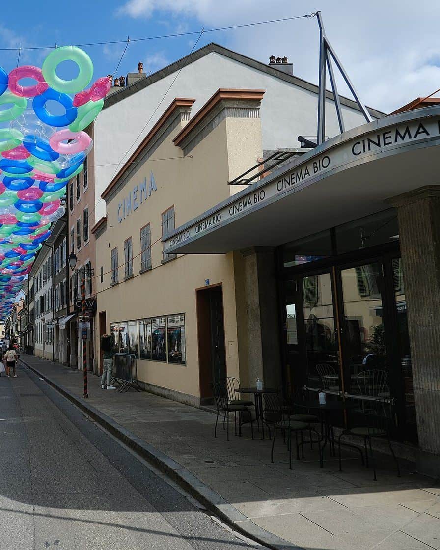 Terrasses de cafés et de restaurants dans une rue de Carouge, aux façades sardes basses et colorées, près de Genève