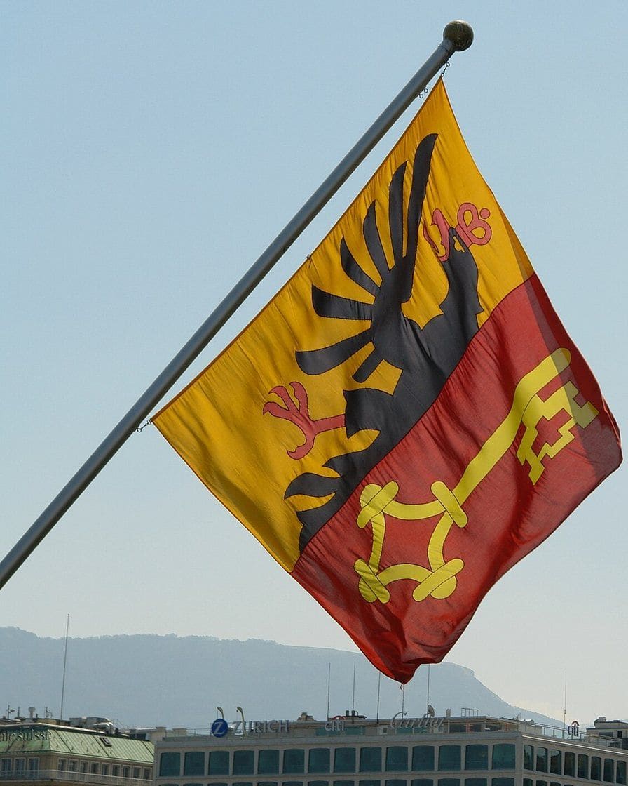 La cathédrale Saint-Pierre de Genève et ses tours dominant les toits de la Vieille Ville, avec le lac Léman en contrebas