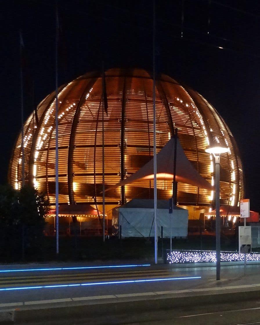 Le Globe de la science et de l'innovation du CERN à Meyrin, près de Genève, grande sphère de bois éclairée