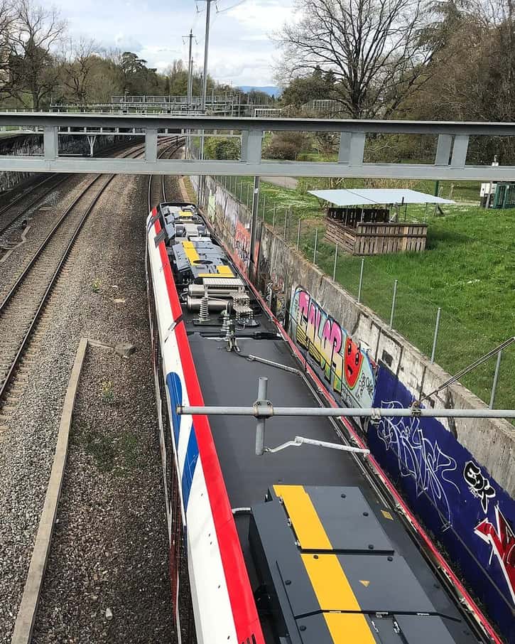 Train InterCity des CFF à quai en gare de Lausanne, sur la ligne directe vers Genève le long du Léman
