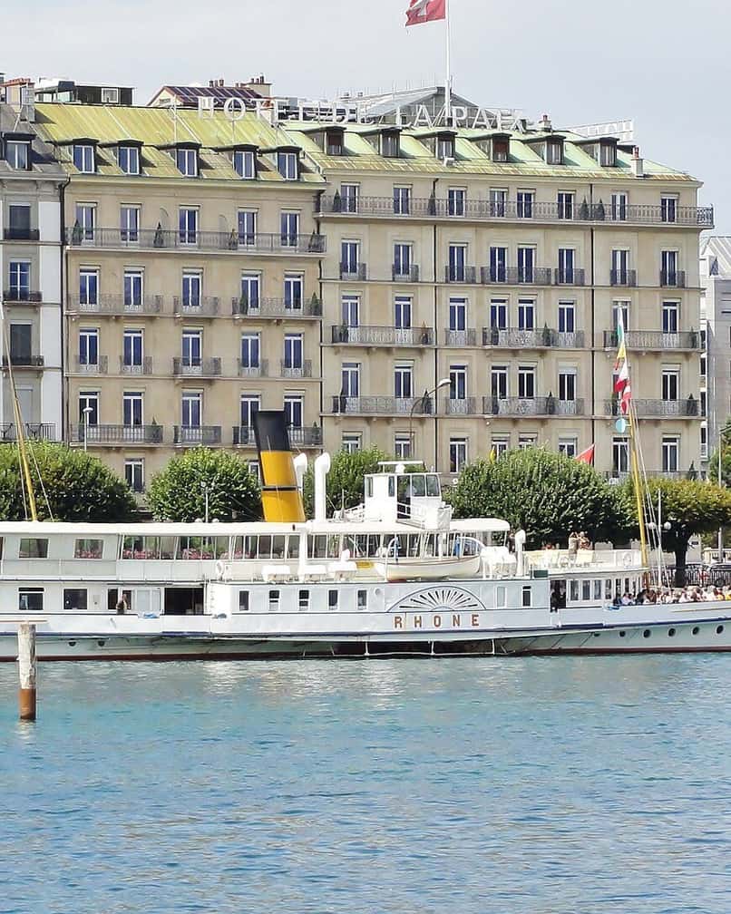 Un bateau à roues Belle Époque de la CGN naviguant sur le lac Léman, avec sa coque blanche et ses cheminées