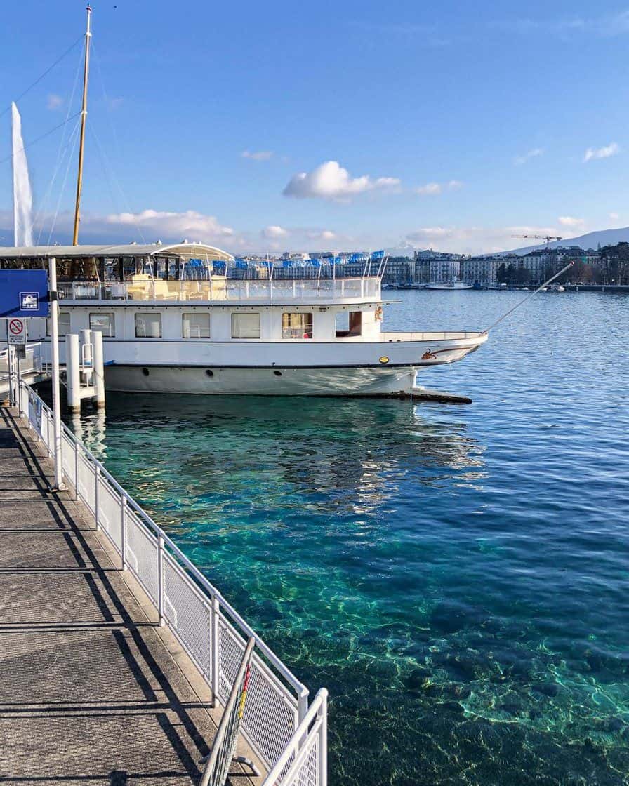 Bateau à roues Belle Époque de la CGN naviguant sur le lac Léman entre Genève et Lausanne, avec les vignobles de la côte vaudoise