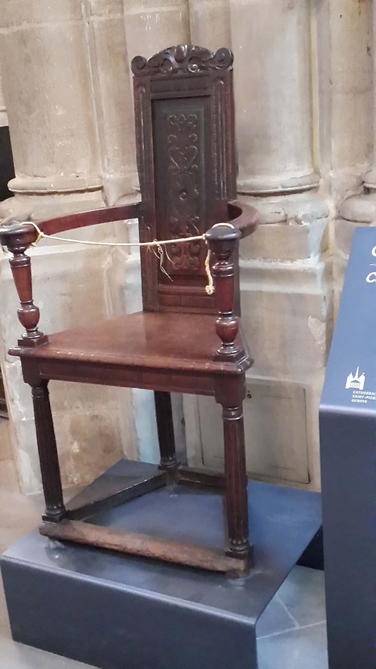 La chaise de bois traditionnellement associée à Jean Calvin, exposée dans la nef de la cathédrale Saint-Pierre de Genève
