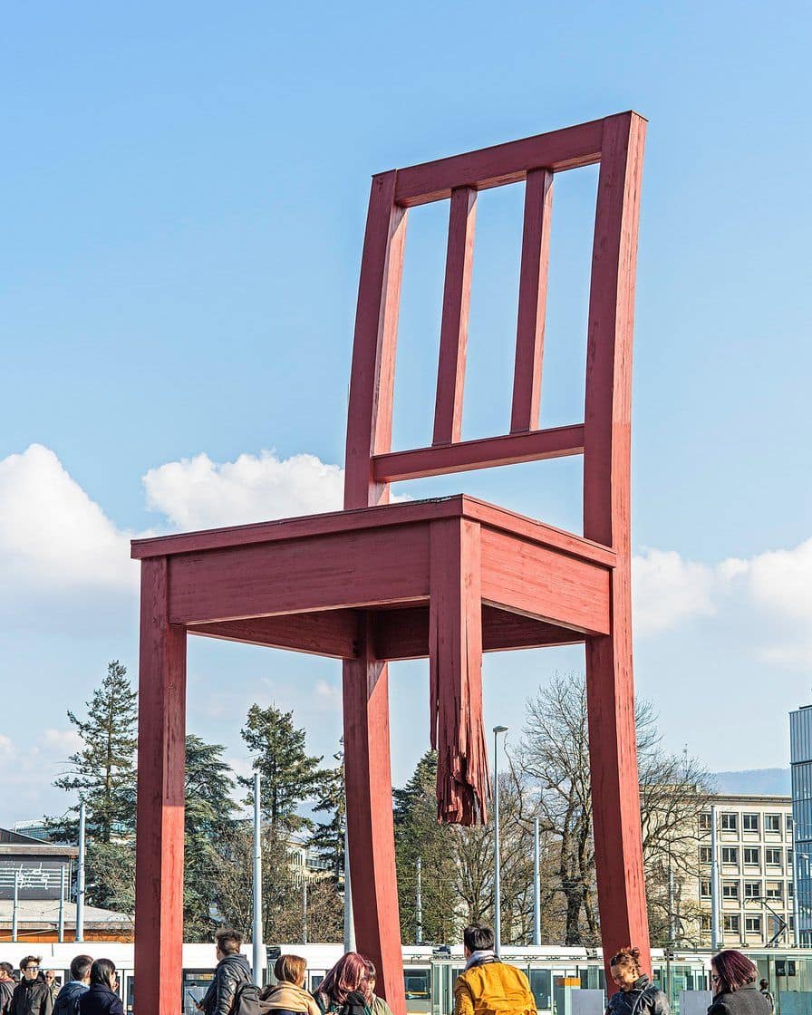 La sculpture monumentale de la chaise cassée sur la place des Nations à Genève, symbole contre les mines antipersonnel