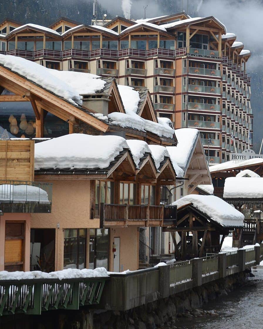 La vallée de Chamonix enneigée en hiver, avec le massif du Mont-Blanc et les chalets du village