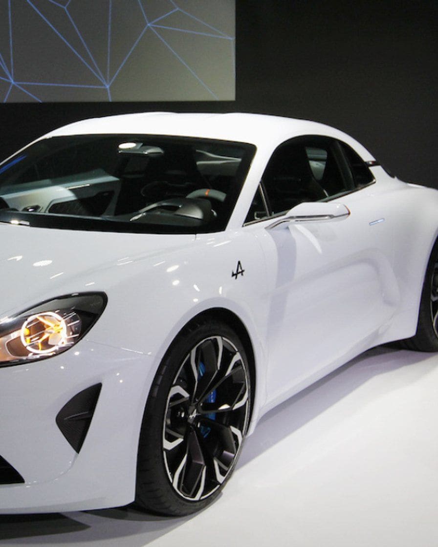 Un prototype automobile exposé sous les projecteurs d'un stand du Salon de l'automobile de Genève à Palexpo