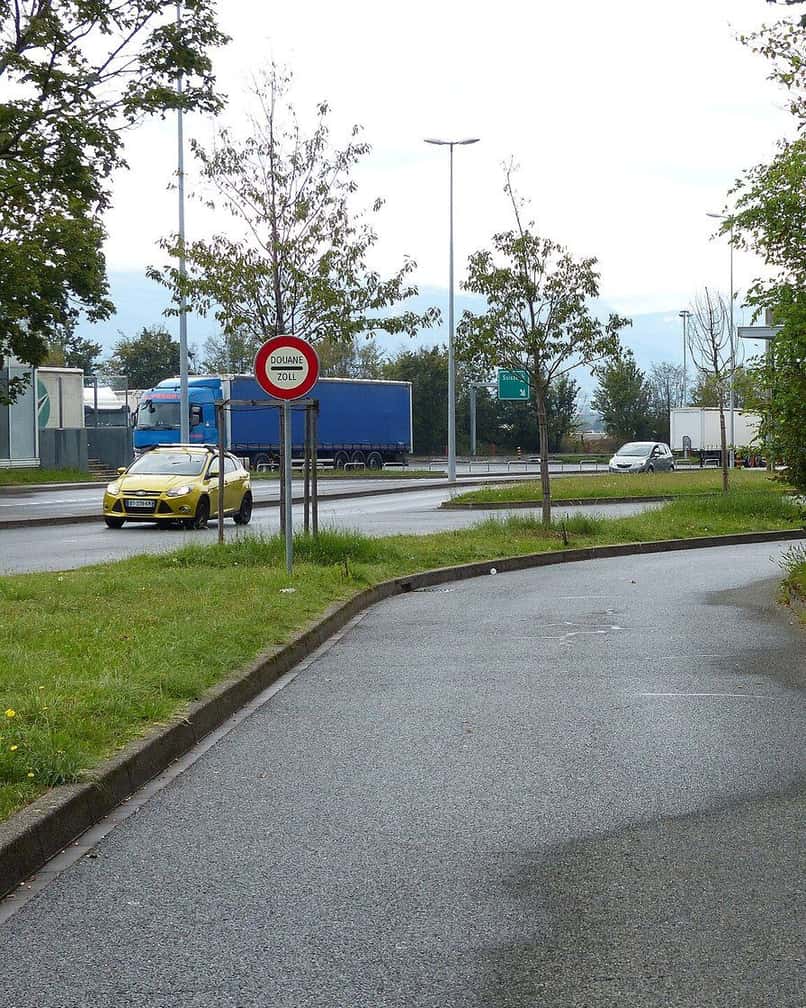 Le poste-frontière autoroutier de Bardonnex entre la France et Genève, avec les voies de passage et les guérites de la douane