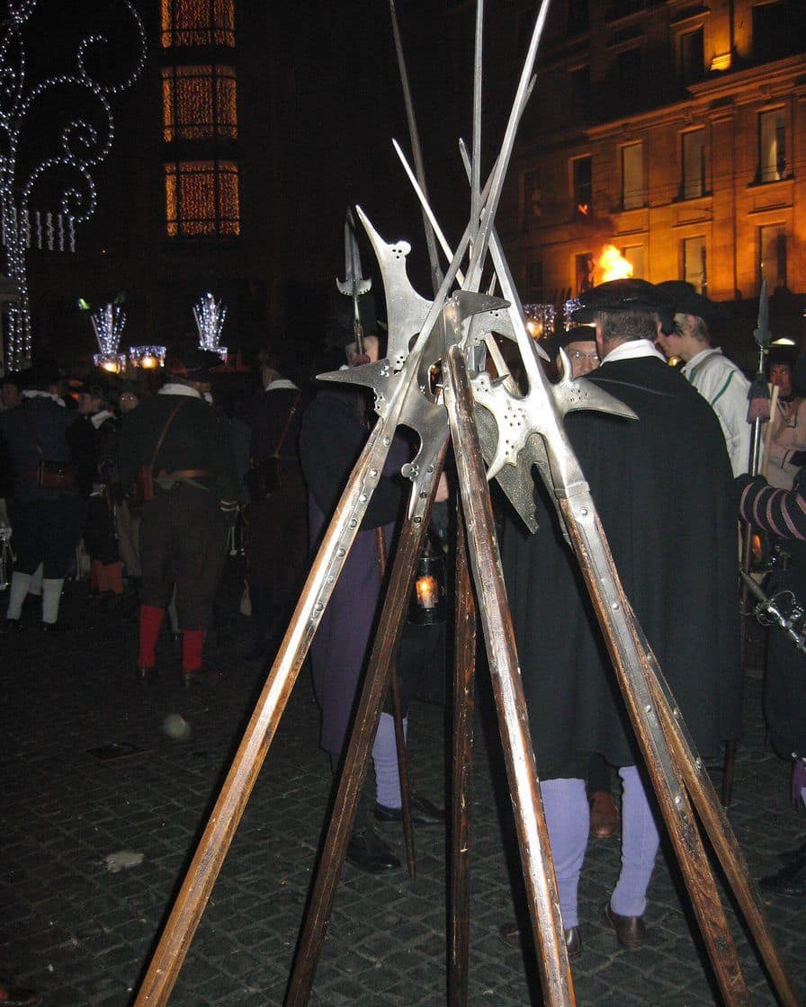 Le cortège historique de l'Escalade dans les rues de la Vieille Ville de Genève, participants en costumes de 1602, flambeaux et tambours