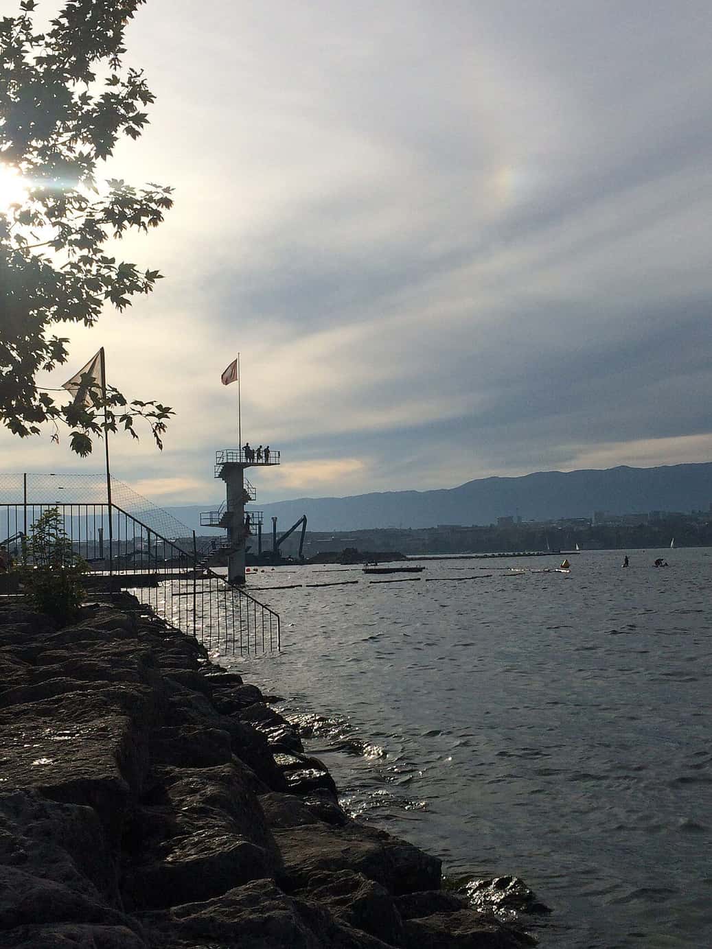 Le plongeoir de Genève-Plage au bord du lac Léman, sur la rive gauche