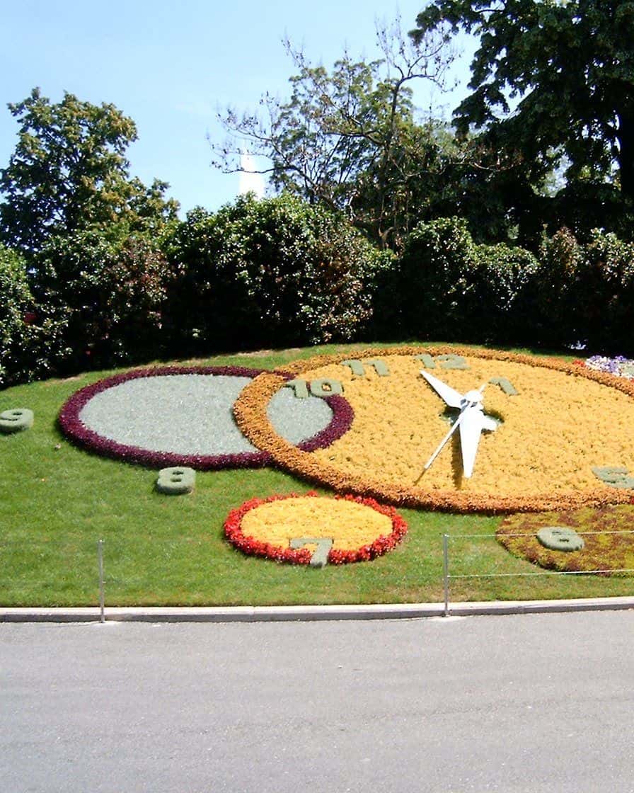 L'Horloge fleurie du Jardin anglais à Genève, grand cadran composé de milliers de fleurs au bord du lac