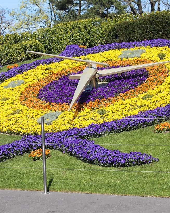 L'Horloge fleurie du Jardin anglais à Genève, son cadran composé de milliers de fleurs au bord du lac