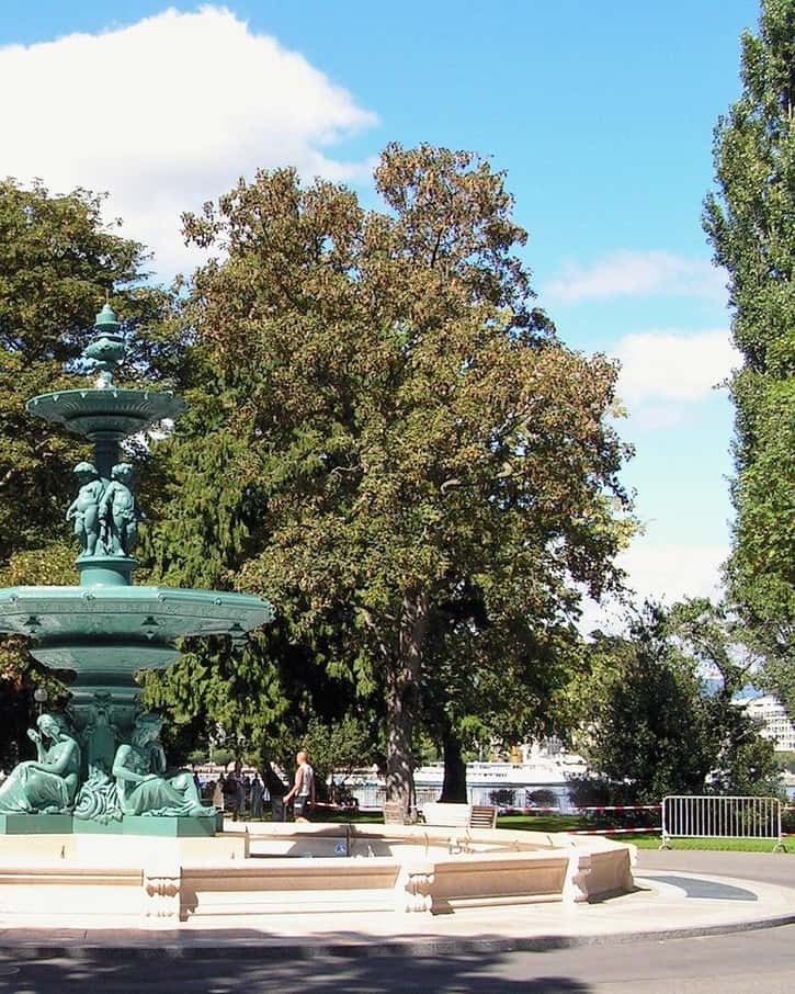 Le Jardin anglais au bord du lac Léman à Genève, allées, pelouses et familles en promenade face à la rade