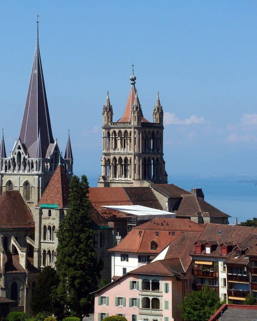 La cathédrale Notre-Dame de Lausanne dominant les toits de la Cité, la vieille ville perchée au-dessus du lac Léman