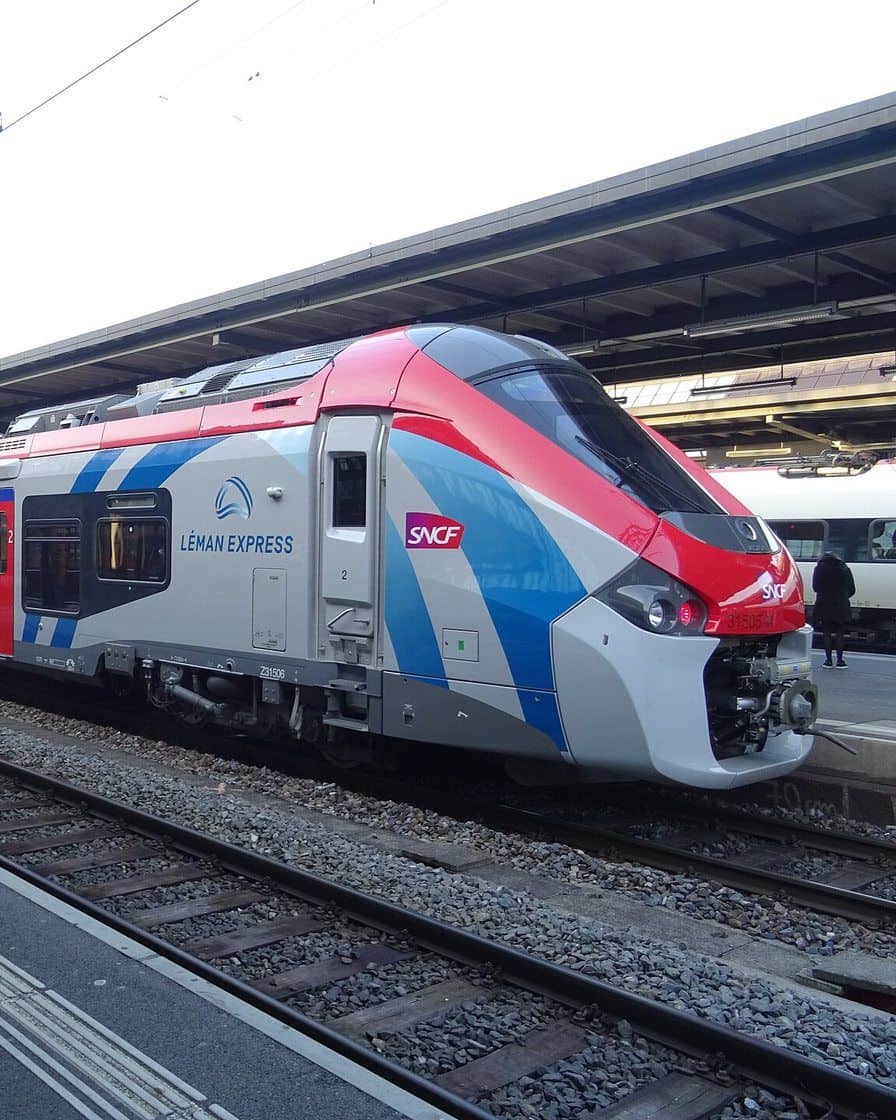 Train du Léman Express à quai en gare de Genève-Cornavin, reliant la Haute-Savoie et le canton de Genève sans changement