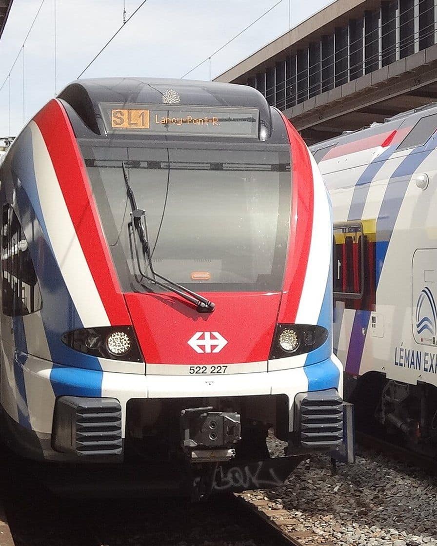 Train du Léman Express en gare, la liaison ferroviaire transfrontalière entre Annemasse et Genève