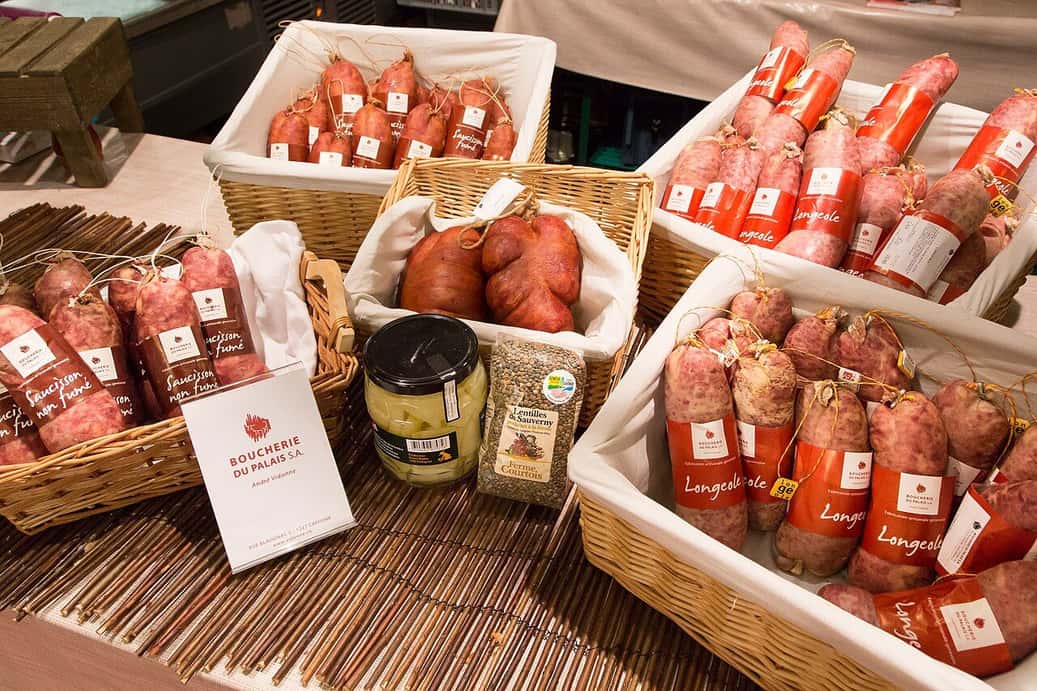 Longeoles genevoises, saucisses suisses au fenouil, emballées dans des paniers sur le stand d'une boucherie du canton, avec leur étiquette « Longeole »