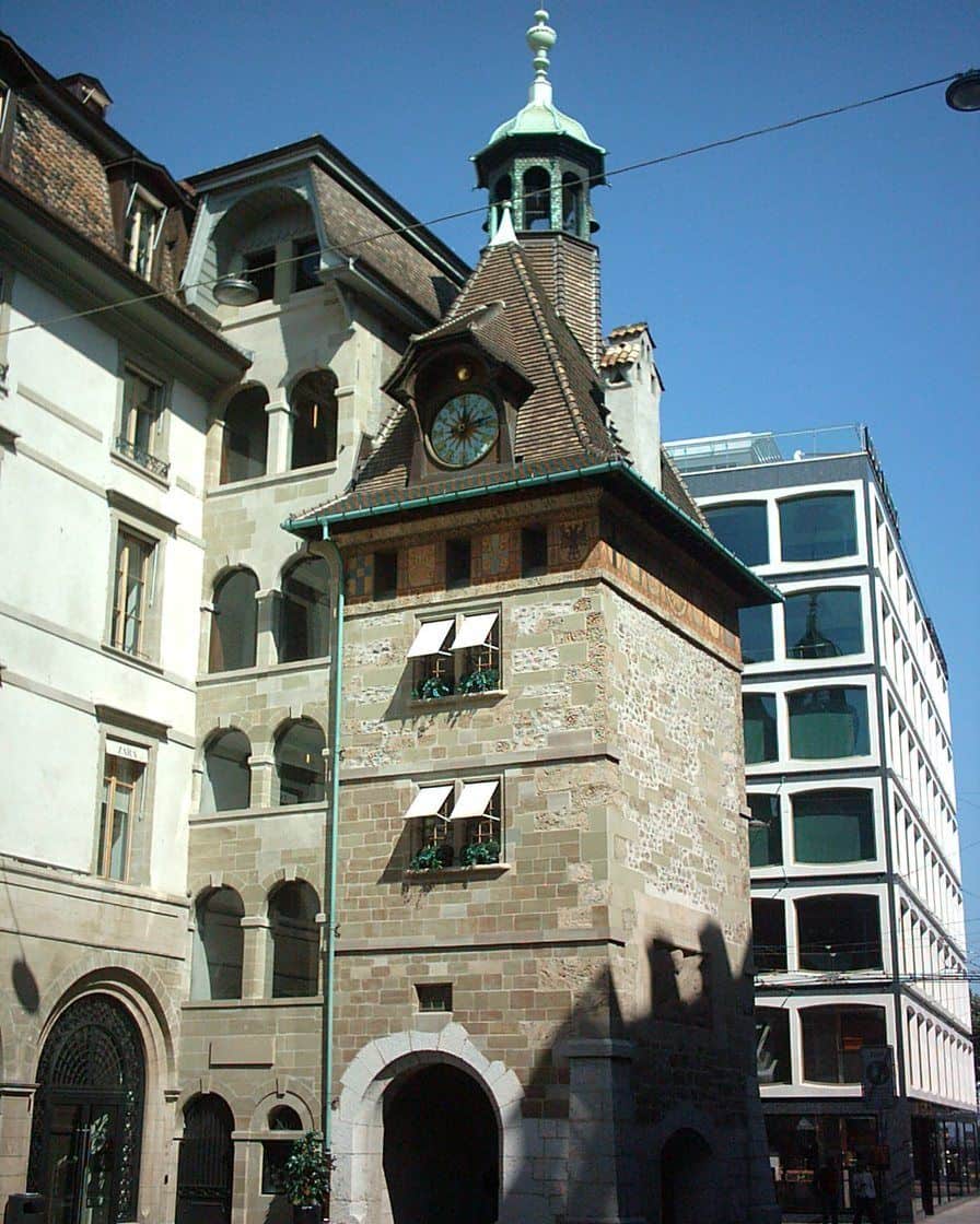 La place du Molard à Genève et sa tour médiévale, entre les rues basses commerçantes et le lac