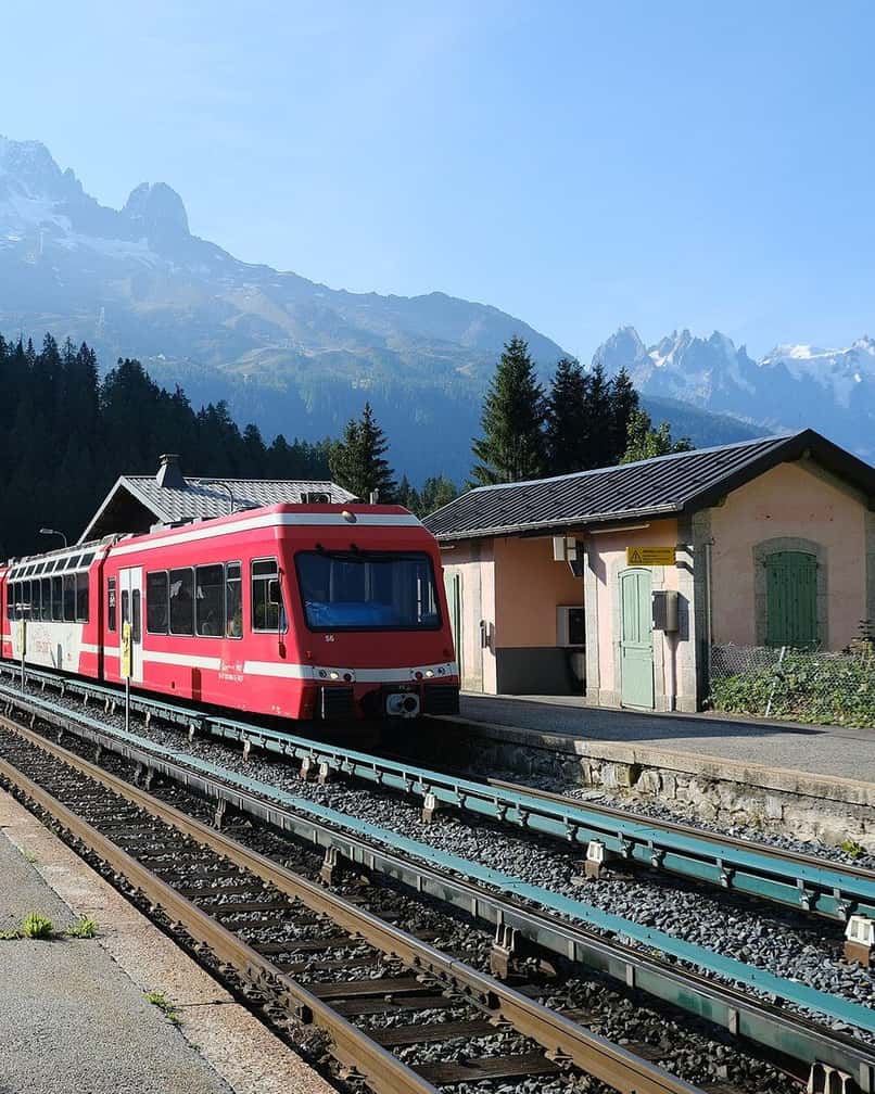 Le train rouge du Mont-Blanc Express dans la vallée entre Martigny, Vallorcine et Chamonix, au pied des sommets enneigés