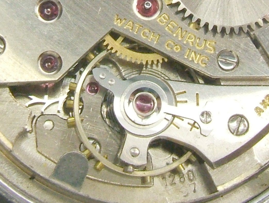 Le balancier et les rouages d'un mouvement de montre mécanique, vus de très près