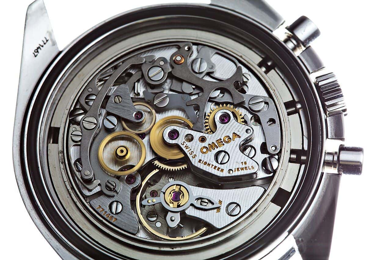 Le mouvement mécanique d'un chronographe, boîtier ouvert, avec ses rouages et ses ponts
