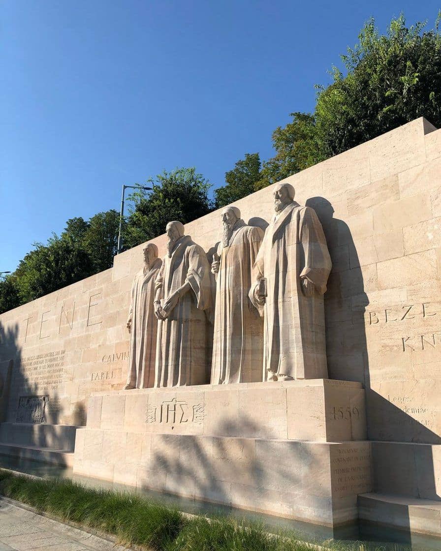 Le Mur des Réformateurs dans le parc des Bastions à Genève, avec les grandes statues de pierre de Calvin et des réformateurs