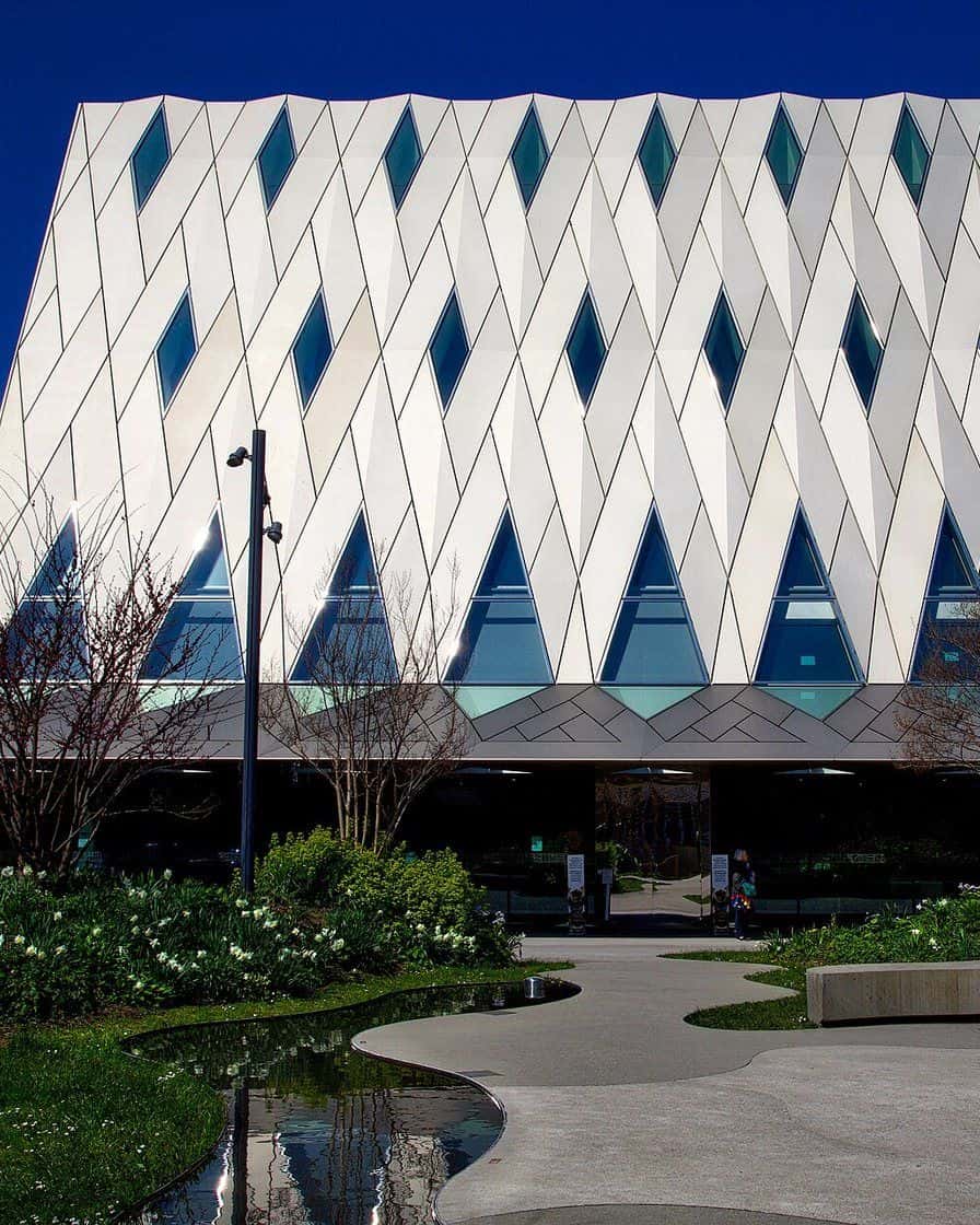 Le bâtiment contemporain du MEG, musée d'ethnographie de Genève, à Plainpalais, avec sa toiture en losanges