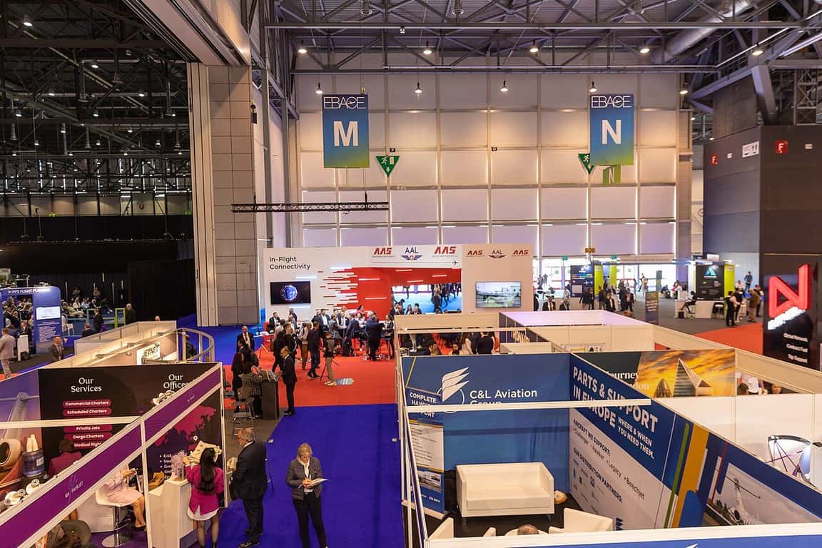 Une halle de Palexpo, au Grand-Saconnex, pendant un salon professionnel aménagé en stands