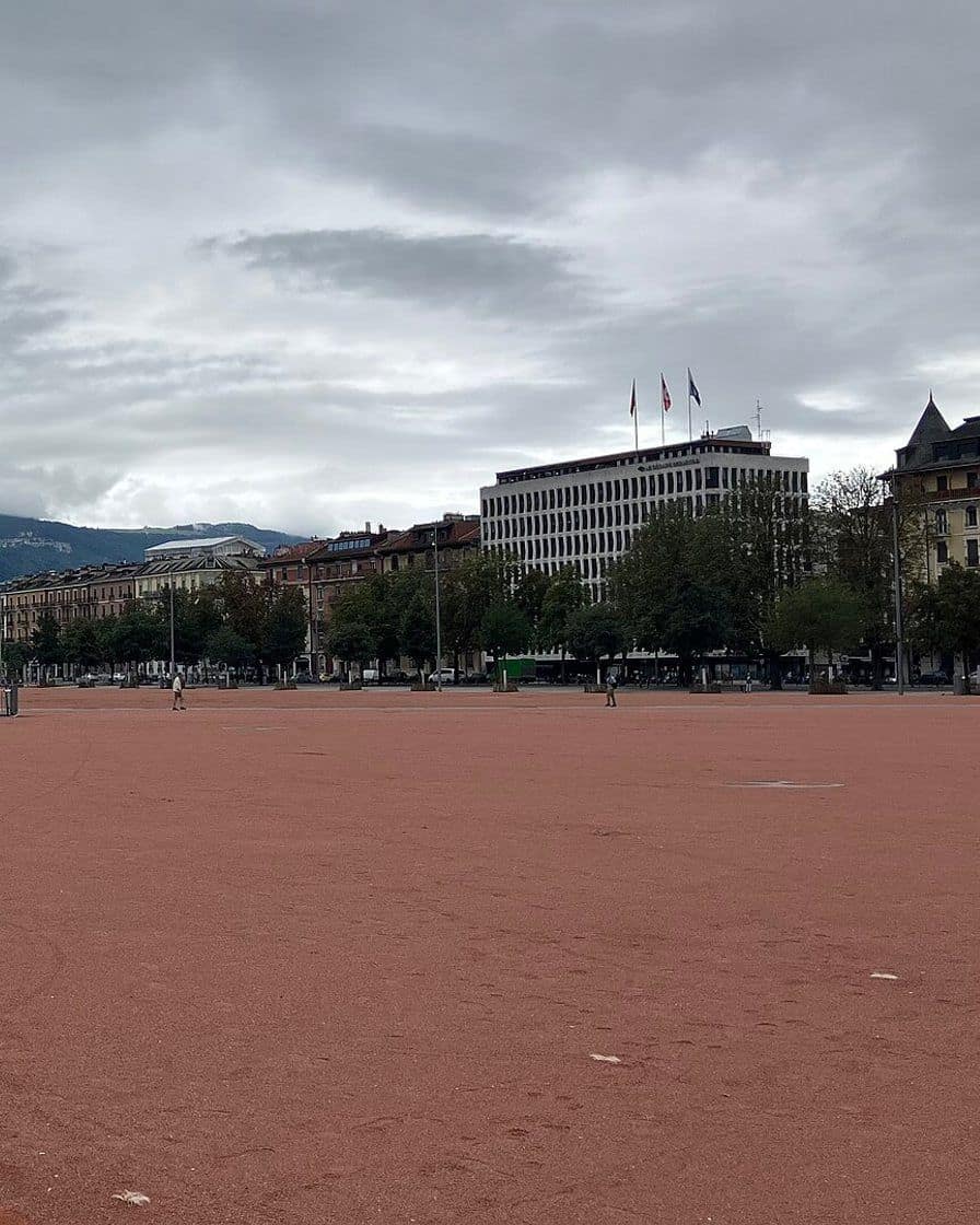La plaine de Plainpalais à Genève, grand espace ouvert bordé de platanes, au-dessus du parking souterrain du même nom