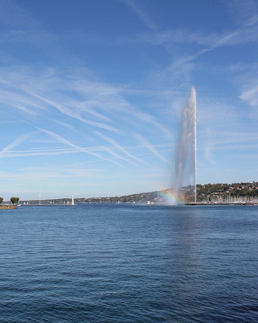 La rade de Genève vue du pont du Mont-Blanc, le Jet d'eau, les quais et le Salève au loin par temps clair