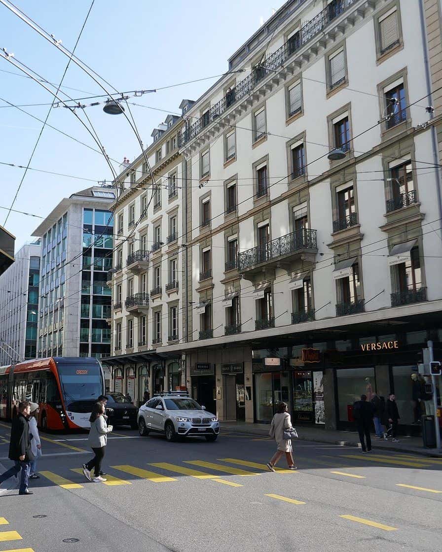 La rue du Rhône à Genève, artère des boutiques de haute horlogerie et de joaillerie, avec ses vitrines éclairées