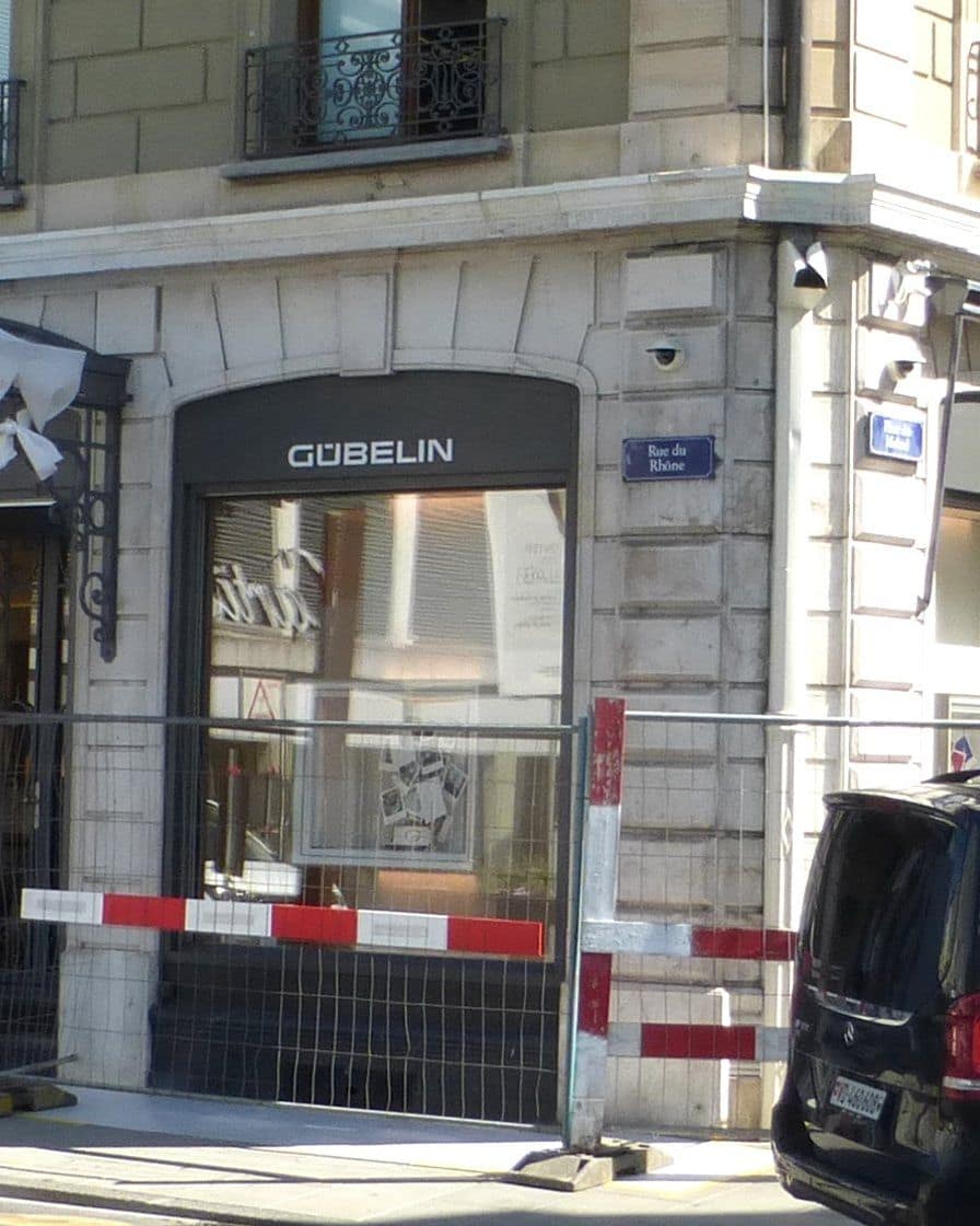 Vitrines des boutiques horlogères de la rue du Rhône à Genève, montres de luxe exposées derrière les vitres