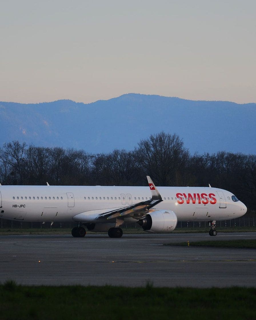 Un avion de la compagnie Swiss sur le tarmac de l'aéroport de Genève, le Salève au loin
