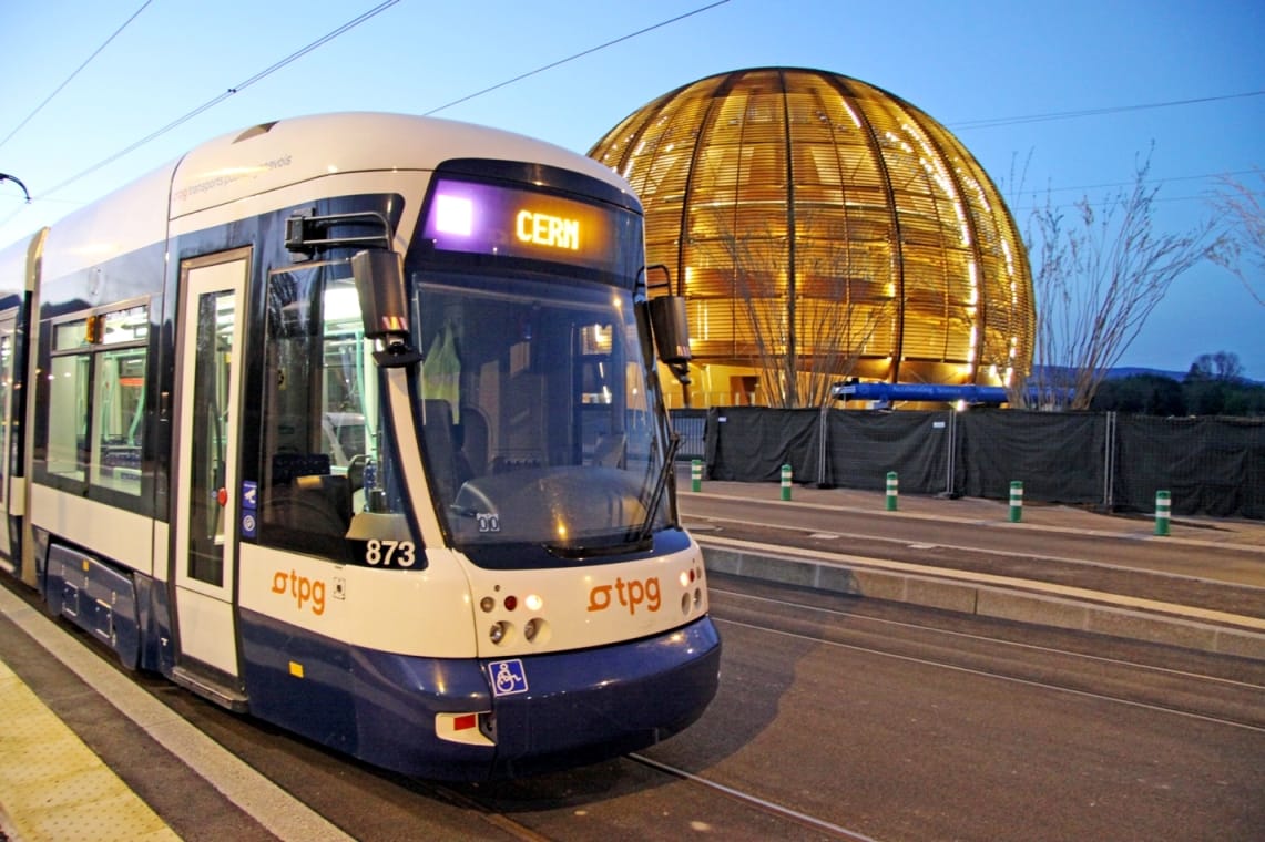 Le tram 18 des tpg au terminus CERN à Meyrin, devant le Globe de la science et de l'innovation