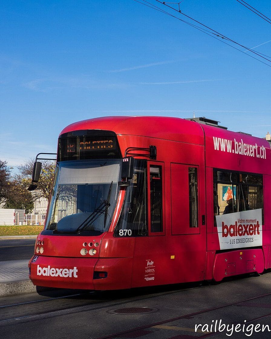 Tram de la ligne 14 à l'arrêt Balexert, à l'ouest de Genève, près du centre commercial et du parking relais