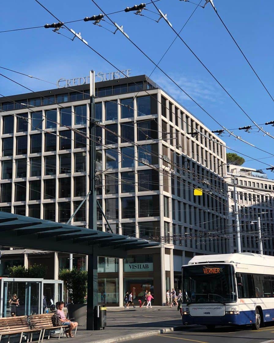 Tram vert et blanc des tpg à l'arrêt Bachet-de-Pesay, au sud de Genève, à côté du parking relais de Bachet-Praille