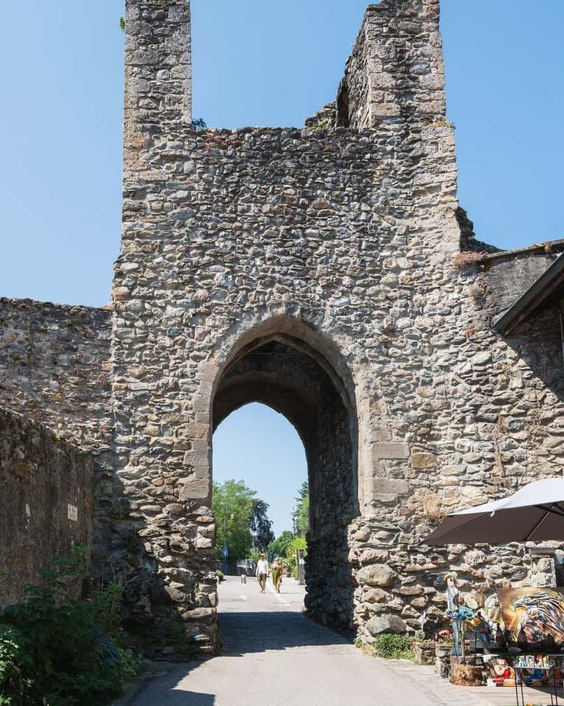 Les ruelles fleuries et les maisons en pierre du village médiéval d'Yvoire, au bord du lac Léman en Haute-Savoie